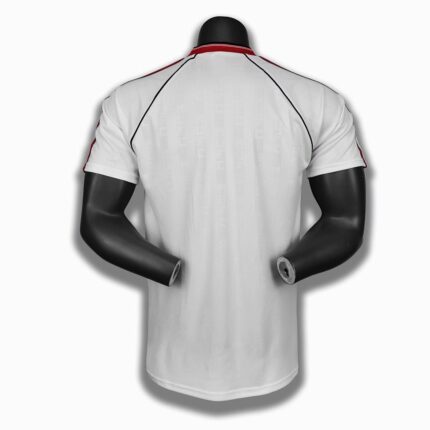Camiseta retro del Manchester United, segunda equipación de las temporadas 1988/90, color blanco con detalles rojos. — foto 2