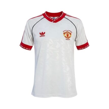 Camiseta retro Manchester United 1990/91 tercera equipación, blanca con detalles rojos y escudo conmemorativo de la Recopa. — vista frontal en maniquí