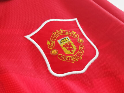 Camiseta retro Manchester United 1994/96, primera equipación, roja con cuello negro. — foto 2