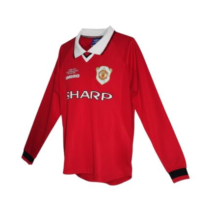 Camiseta retro Manchester United 1999/00 primera equipación manga larga, conmemorativa de la Champions League 1999. — vista frontal en maniquí