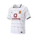 Camiseta retro Manchester United 2003/05 segunda equipación blanca — vista frontal en maniquí