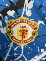 Camiseta retro Manchester United 2026/27 edición especial con diseño graffiti — foto 4