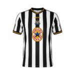 Camiseta retro Newcastle United 1997/99 Primera Equipación — vista frontal en maniquí