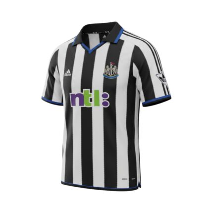 Camiseta retro Newcastle United 2000/01 primera equipación — vista frontal en maniquí