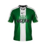 Camiseta retro de fútbol de Nigeria, primera equipación de la temporada 1996, con diseño de águila y franjas verdes y blancas. — vista frontal en maniquí