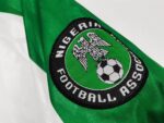 Camiseta retro de la segunda equipación de Nigeria de la temporada 1996, color blanco y verde. — foto 3