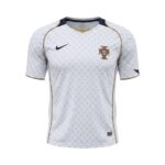 Camiseta retro de la segunda equipación de Portugal de la temporada 2004, color blanco con detalles dorados. — vista frontal en maniquí