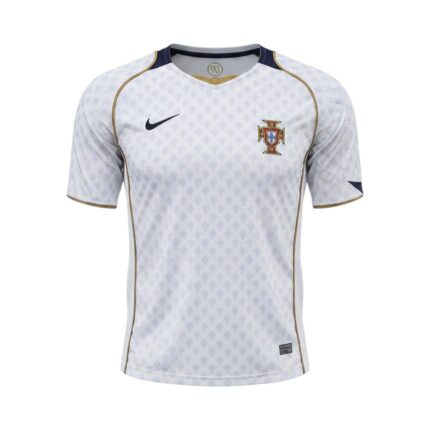 Camiseta retro de la segunda equipación de Portugal de la temporada 2004, color blanco con detalles dorados. — vista frontal en maniquí