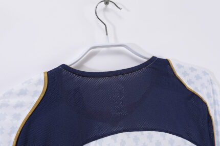 Camiseta retro de la segunda equipación de Portugal de la temporada 2004, color blanco con detalles dorados. — foto 2