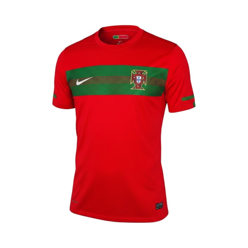 Camiseta retro Portugal 2010 Primera Equipación vista frontal en maniquí Camiseta retro Portugal 2010 Primera Equipación — vista frontal en maniquí