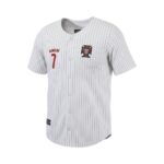 Camiseta estilo béisbol de Portugal, blanca con rayas finas, con el nombre Ronaldo y el número 7, y el escudo de la federación. — vista frontal en maniquí