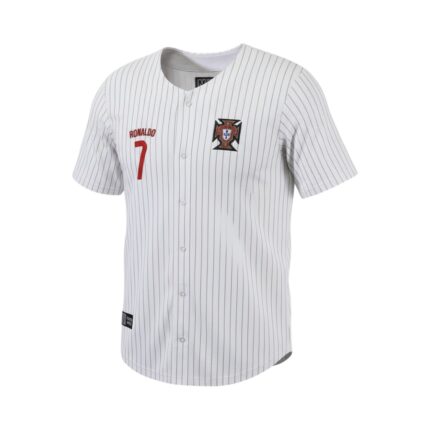 Camiseta estilo béisbol de Portugal, blanca con rayas finas, con el nombre Ronaldo y el número 7, y el escudo de la federación. — vista frontal en maniquí
