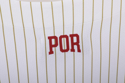 Camiseta estilo béisbol de Portugal, blanca con rayas finas, con el nombre Ronaldo y el número 7, y el escudo de la federación. — foto 2