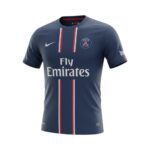 Camiseta retro PSG 2012/13 primera equipación azul marino con franja central — vista frontal en maniquí