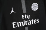 Camiseta retro PSG 2018/19, equipación negra con logo Jordan y sponsor Fly Emirates. — foto 9