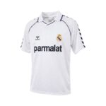 Camiseta retro Real Madrid 1986/87 primera equipación, blanca con detalles morados y sponsor Parmalat. — vista frontal en maniquí