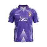 Camiseta retro Real Madrid 1996/97 segunda equipación morada — vista frontal en maniquí