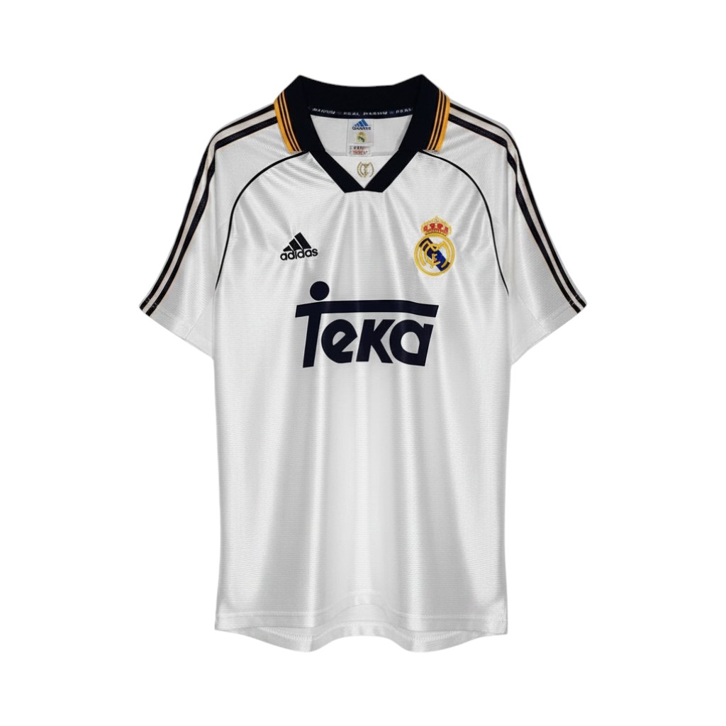 camiseta-retro-real-madrid-1998-00-primera-equipacion-01 Camiseta retro Real Madrid 1998/00 Primera Equipación — vista frontal en maniquí