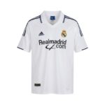 Camiseta retro Real Madrid 2001/02 primera equipación blanca — vista frontal en maniquí