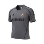 Camiseta retro Real Madrid 2005/06 tercera equipación gris con sponsor Siemens. — vista frontal en maniquí