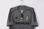 Camiseta retro Real Madrid 2005/06 tercera equipación gris con sponsor Siemens. — foto 6