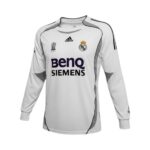 Camiseta retro Real Madrid 2006/07 primera equipación manga larga — vista frontal en maniquí