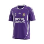 Camiseta retro Real Madrid 2006/07 segunda equipación morada — vista frontal en maniquí