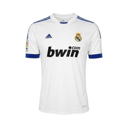 Camiseta retro Real Madrid 2010/11, primera equipación blanca con detalles azules. — vista frontal en maniquí