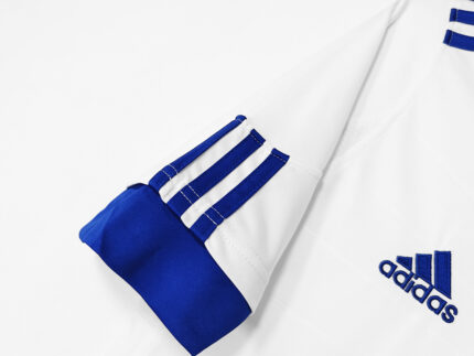 Camiseta retro Real Madrid 2010/11, primera equipación blanca con detalles azules. — foto 2