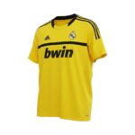 Camiseta retro de portero del Real Madrid de la temporada 2011/12, color amarillo y negro. — vista frontal en maniquí