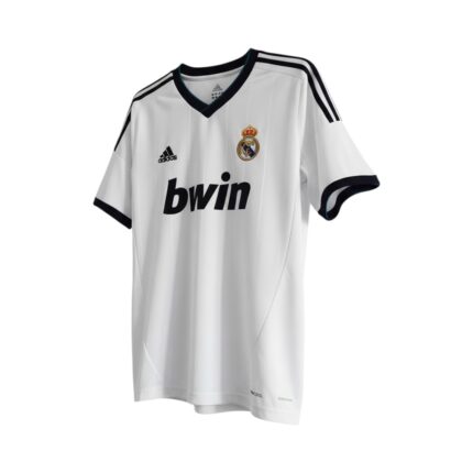 Camiseta retro Real Madrid 2012/13 Primera Equipación — vista frontal en maniquí