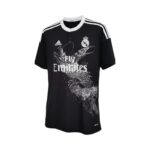 Camiseta retro Real Madrid 2014/15 tercera equipación negra con diseño de dragón. — vista frontal en maniquí