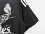 Camiseta retro Real Madrid 2014/15 tercera equipación negra con diseño de dragón. — foto 5