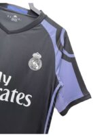 Camiseta retro Real Madrid 2016-2017 tercera equipación negra y morada — foto 2