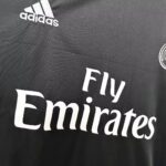 Camiseta retro Real Madrid 2016-2017 tercera equipación negra y morada — foto 4