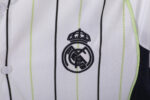Camiseta estilo béisbol del Real Madrid, diseño blanco con rayas y detalles en negro y verde lima, con el escudo del club. — foto 9
