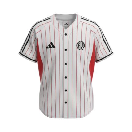 Camiseta de béisbol River Plate, diseño retro blanco con rayas rojas, temporada 2025. — vista frontal en maniquí
