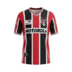 Camiseta retro del São Paulo FC de la temporada 2000, segunda equipación, con rayas rojas y negras. — vista frontal en maniquí
