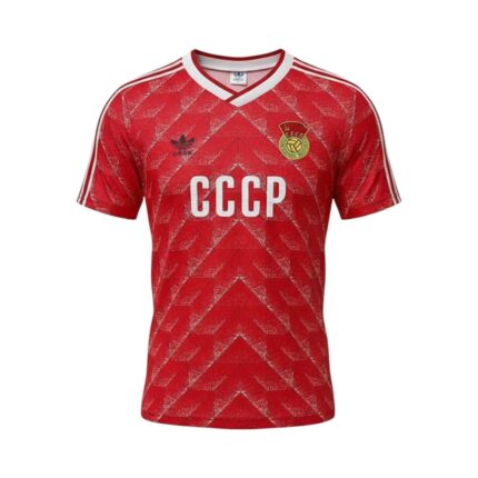 Camiseta retro URSS 1988-1989 Primera Equipación roja con patrón geométrico y logo Adidas. — vista frontal en maniquí
