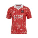Camiseta retro URSS 1990 primera equipación roja con diseño de pinceladas blancas y logo Adidas. — vista frontal en maniquí