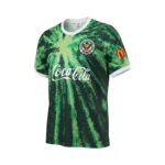 Camiseta retro Verdy Kawasaki 1994, primera equipación verde con diseño de explosión. — vista frontal en maniquí