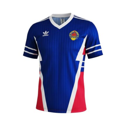Camiseta retro de fútbol de Yugoslavia, primera equipación de la temporada 1990, color azul con detalles rojos y blancos. — vista frontal en maniquí
