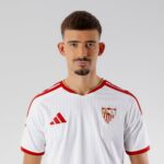 Vista frontal de la camiseta de la primera equipación del Sevilla FC para la temporada 2026/27, versión para adulto.