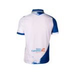 Vista frontal de la camiseta oficial del CD Tenerife para la temporada 2026-27, primera equipación de adulto, con escudo bordado.