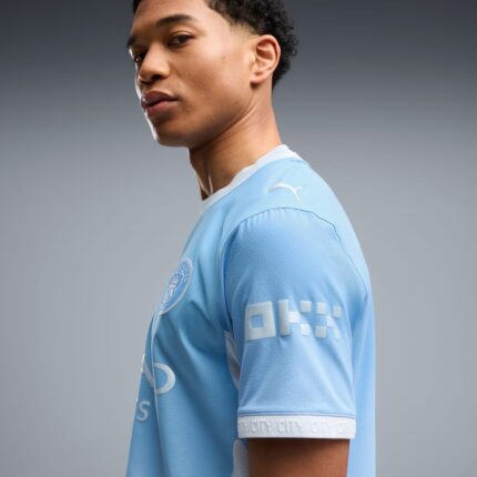 Camiseta de fútbol Manchester City 26/27 para adulto, versión jugador. Detalle frontal de la primera equipación oficial del club.