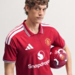 Camiseta de fútbol versión jugador del Manchester United para adulto, primera equipación de la temporada 2026/2027. Color rojo.