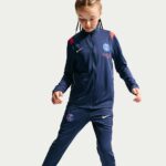 Chándal completo para niño del Paris Saint-Germain temporada 26/27. Conjunto oficial de chaqueta y pantalón del PSG para niños.