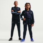 Chándal oficial para niño del Tottenham Hotspur temporada 26/27. Conjunto de chaqueta y pantalón para los jóvenes fans de los Spurs.