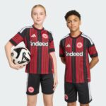 Primera equipación de fútbol para niño del Eintracht Frankfurt, temporada 2026/2027. Conjunto oficial de camiseta y pantalón.