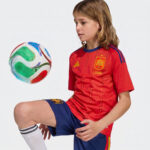 Conjunto infantil de la Selección Española para la final de la Copa del Mundo 2026. Primera equipación roja para niño.
